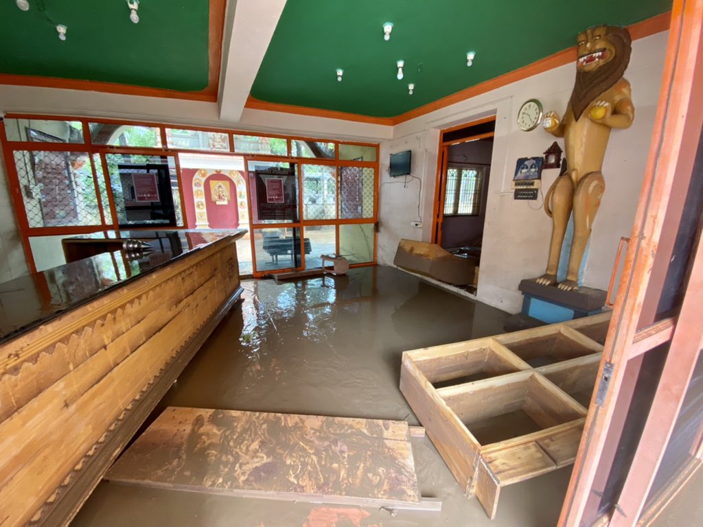 avadhutaashram's tweet photo. #floodWater has decreased in #Ashram. Cleaning has been started. 

#avadhutaashram #ganagapur #gulbarga #kalaburagi #kalaburgi #Karnataka #karnatakafloods #flood #bhimariver #floods #flooding #mudflood #cleaning #started #ashramlife https://t.co/wTMpuUsYn7