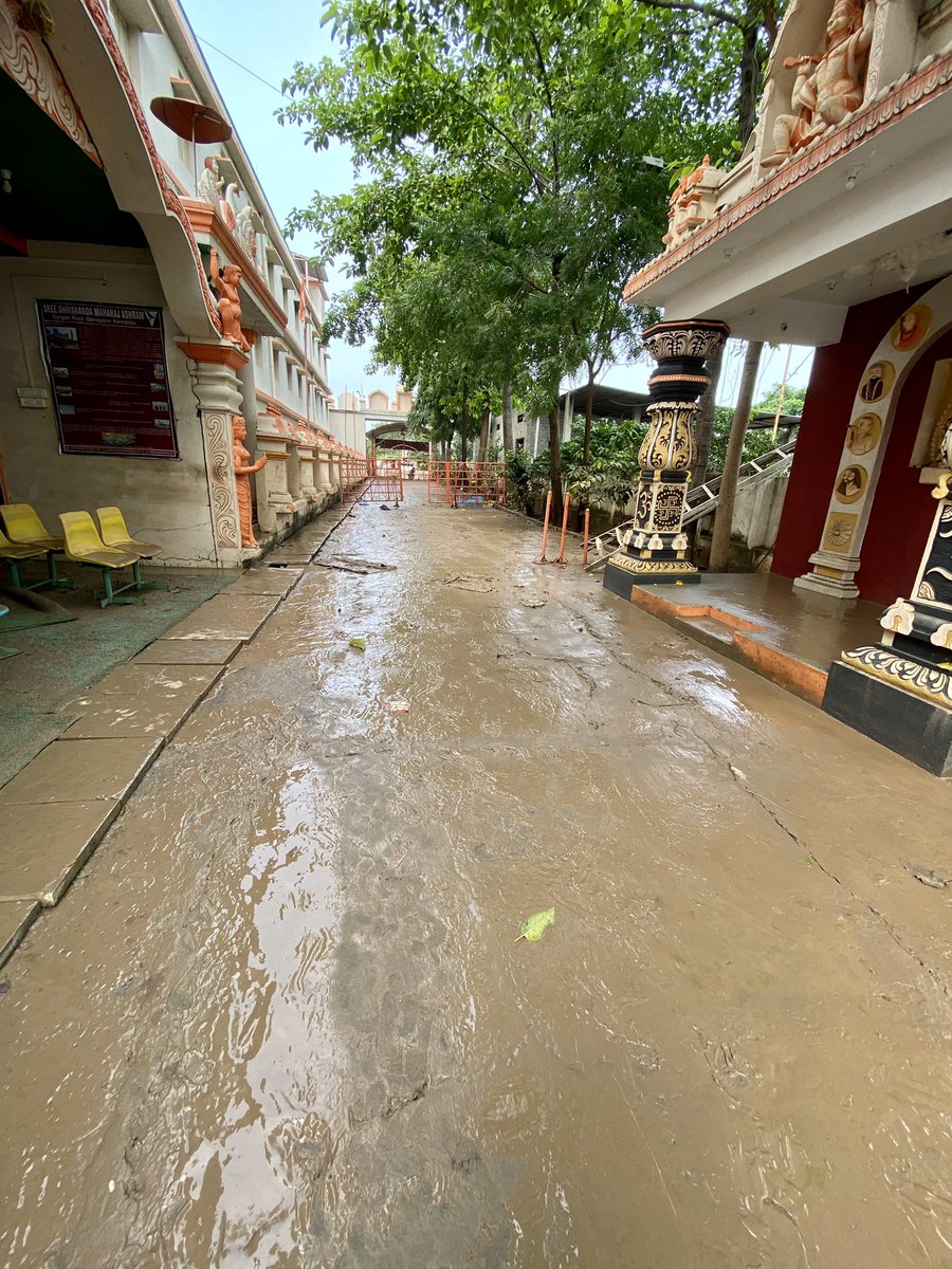avadhutaashram's tweet photo. #floodWater has decreased in #Ashram. Cleaning has been started. 

#avadhutaashram #ganagapur #gulbarga #kalaburagi #kalaburgi #Karnataka #karnatakafloods #flood #bhimariver #floods #flooding #mudflood #cleaning #started #ashramlife https://t.co/W2xEM3wNF0