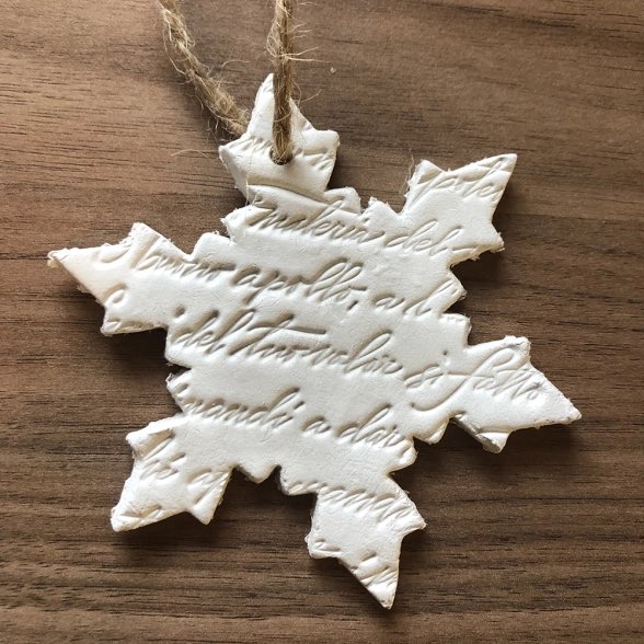 LottieMakes's tweet photo. Handmade air dry clay Christmas decorations for grandparents and teachers โ๏ธ #christmascrafts #teachers #earlyyears #craftsforkids #simplecrafts #toddleractivities #earlyyears #handmade #snowflake #christmasdecorations #airdryclay https://t.co/AEJFFCoriX