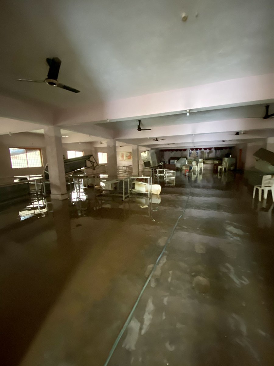 avadhutaashram's tweet photo. #floodWater has decreased in #Ashram. Cleaning has been started. 

#avadhutaashram #ganagapur #gulbarga #kalaburagi #kalaburgi #Karnataka #karnatakafloods #flood #bhimariver #floods #flooding #mudflood #cleaning #started #ashramlife https://t.co/1RszYgYsJ9