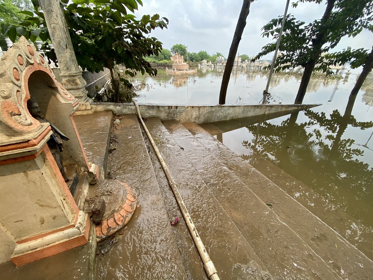 avadhutaashram's tweet photo. #floodWater has decreased in #Ashram. Cleaning has been started. 

#avadhutaashram #ganagapur #gulbarga #kalaburagi #kalaburgi #Karnataka #karnatakafloods #flood #bhimariver #floods #flooding #mudflood #cleaning #started #ashramlife https://t.co/1RszYgYsJ9