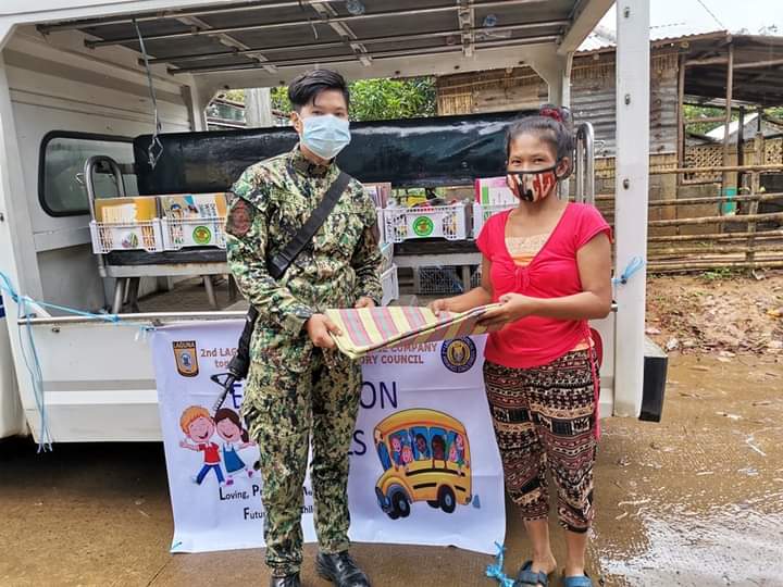 secondlpmfc's tweet photo. Nobyembre 19, 2020, ika-8 ng umaga, ang mga miyembro ng 2nd LPMFC kasama ng 2nd LPMFC Advisory Council ay naghandog ng mga banig sa ilang kananayan sa Sitio Bato Brgy. Lumot Cavinti, Laguna.
#Team PNP
#WeServe&amp;Protect
#PNPKakampiMo https://t.co/nsM2so8Vvo