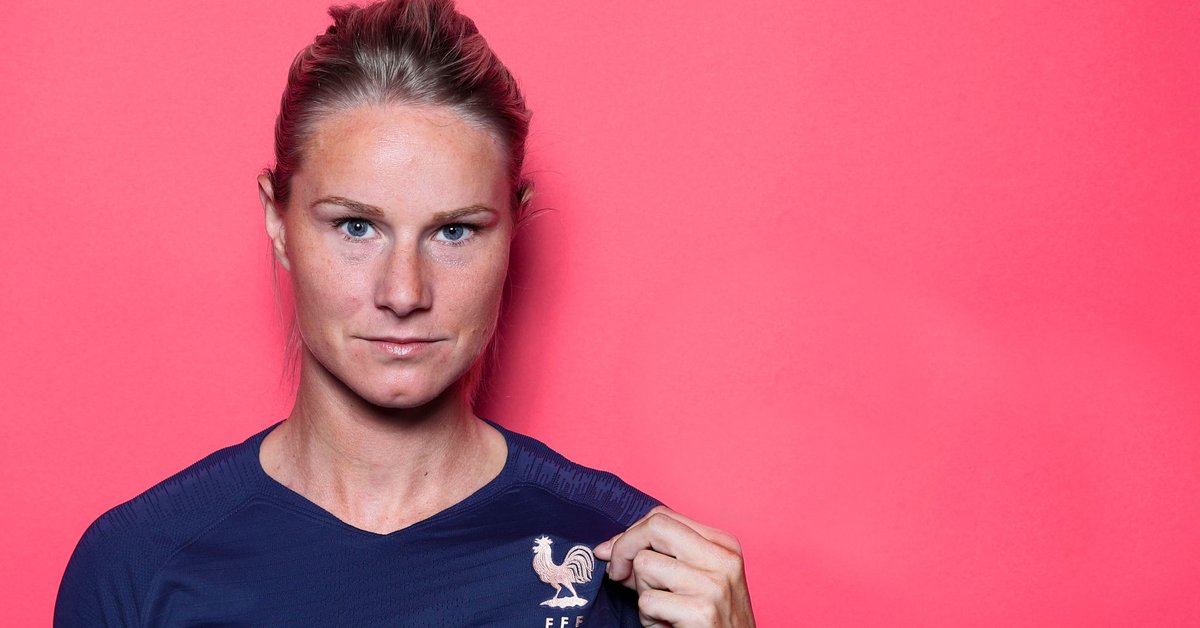 #EquipedeFrance #Féminines
Rappelée en Bleue par Corinne Diacre, Amandine Henry a décliné l'invitation via un court SMS : « Déso Coco, mais c'est trop tard. Démerde-toi. Bien à toi, AH »
► bit.ly/3pIcPjE