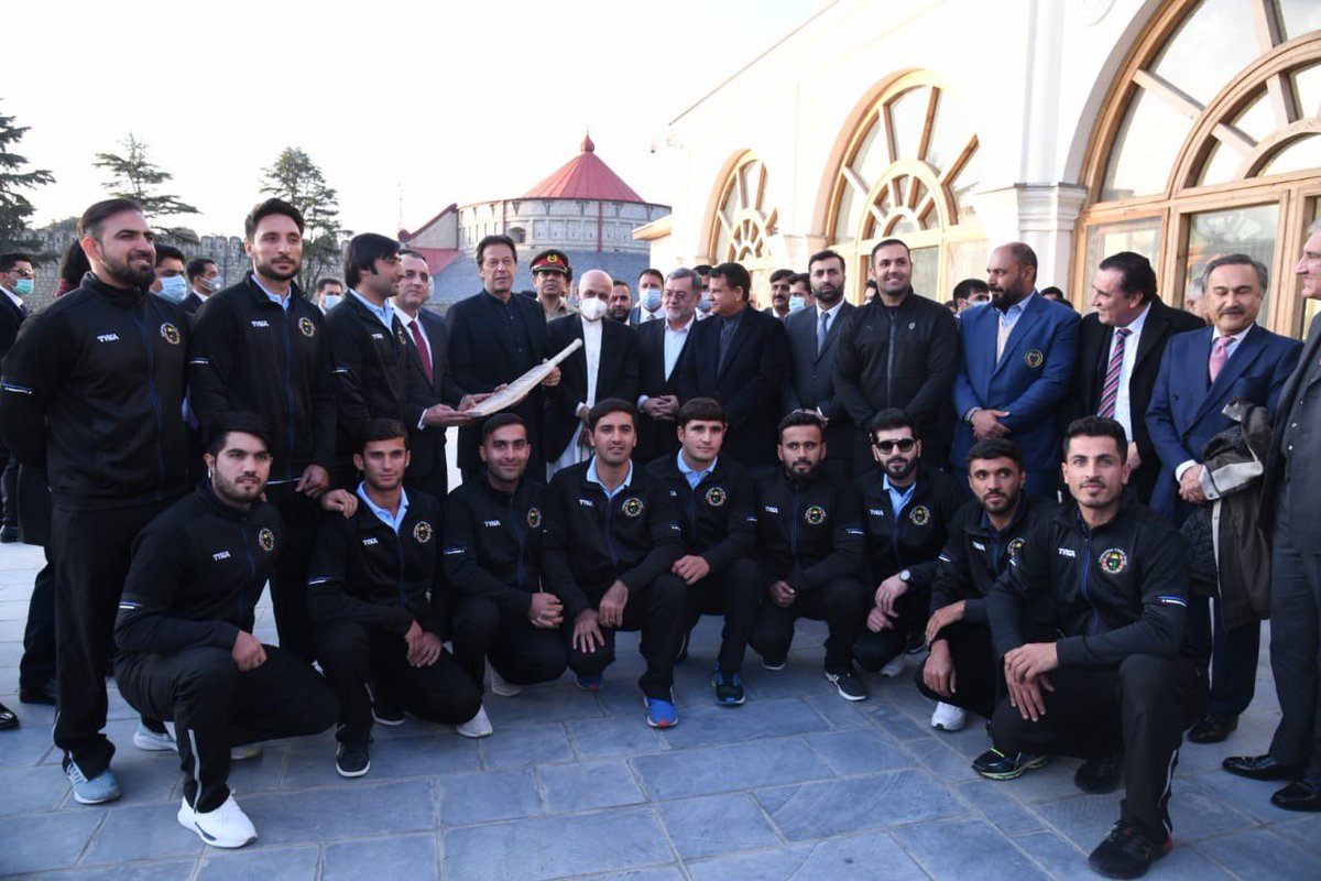 AajKamranKhan's tweet photo. افغانستان تاریخ کروٹ بدل رہی ہے بھارت کے سینے پر سانپ لوٹ رہے ہیں آج کابل کے ایوان اقتدار میں پاکستان افغان بھائی بچھڑے بھائیوں کی طرح ملے 19 سال بعد امریکہ افغانستان چھوڑ رہا ہے اب RAW بھی اپنا بوریا بستر لپیٹ رہی ہے طالبان اقتدار کی دہلیز پر ہیں بھارت ان کا غضب سہ نہیں سکتا https://t.co/HT6qiZIvRW