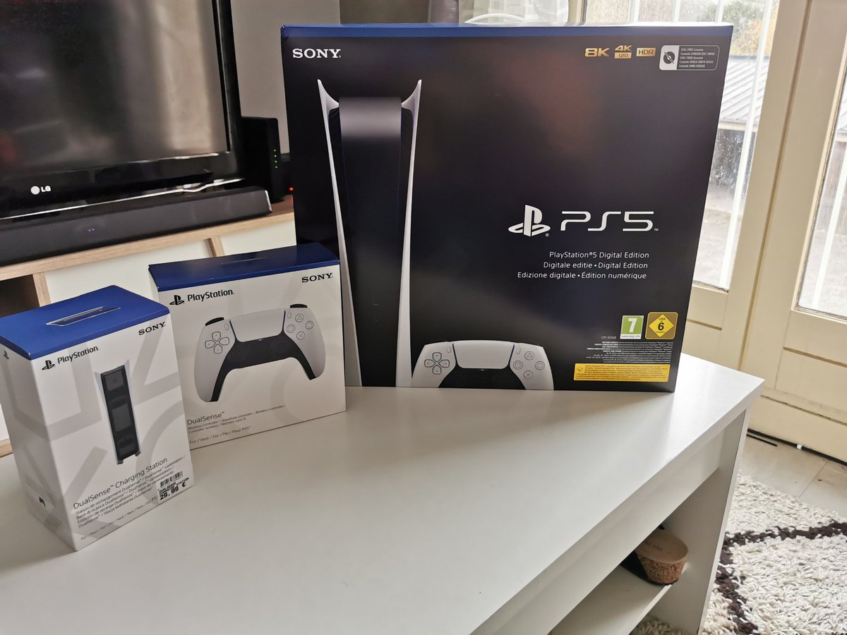 Audreynunux's tweet photo. Merci infiniment a #jeuxvideopluspithiviers 😁 et #sonyfr Très heureux d'avoir eu la chance de l'avoir Day One ! Hâte de tester tout ça 😜 https://t.co/YgaZWtWDIV