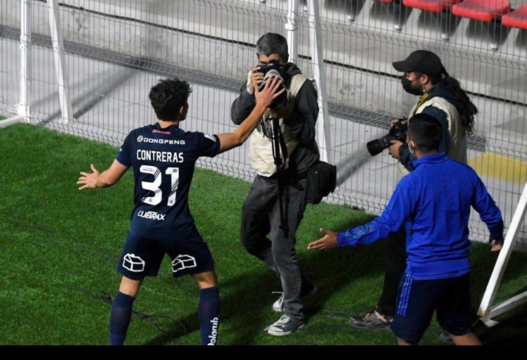 Daniellachavez's tweet photo. Felicitaciones al fotógrafo!  Hizo su trabajo por el que le pagan!  el fue a cubrir un encuentro deportivo y todo lo relacionado a este!  y si le presentaron un show mejor aun! https://t.co/mxVJf9X5QI