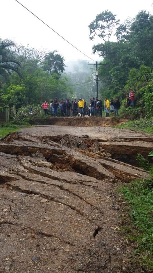ccanacahn's tweet photo. Casas totalmente destruídas, comunidades soterradas y caminos bloqueados, es lo que dejó Iota en Honduras🇭🇳
#ProyectoNoticia
#HuracanIotaHN
#Iota https://t.co/6OPVMkHNCU