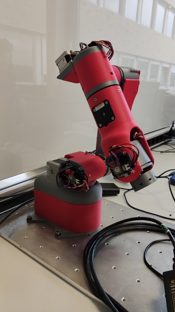 XherbstX's tweet photo. Und die nächsten 5 low-cost Roboterarme entstehen https://t.co/hhvuhhWLUF