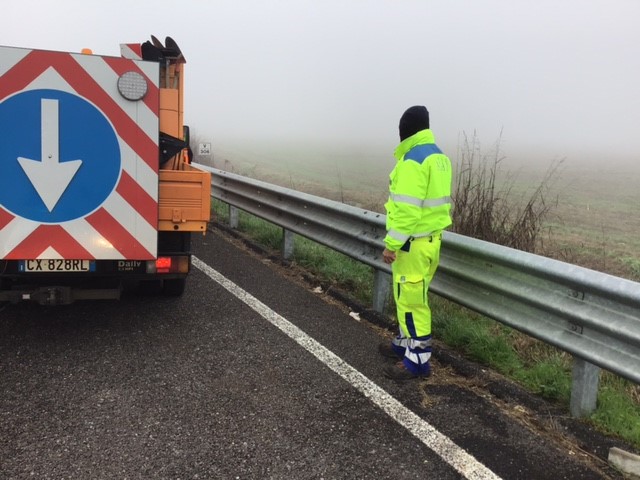 clientiANAS's tweet photo. ⏩#Cantonieri #Anas in azione per il decoro delle #strade.
👷♂️Siamo intervenuti su #SS9 "Via Emilia" nel Comune di Tavazzano per la raccolta dei rifiuti abbandonati.
#rifiuti
#puliziastrade https://t.co/0w7nXMGAg9
