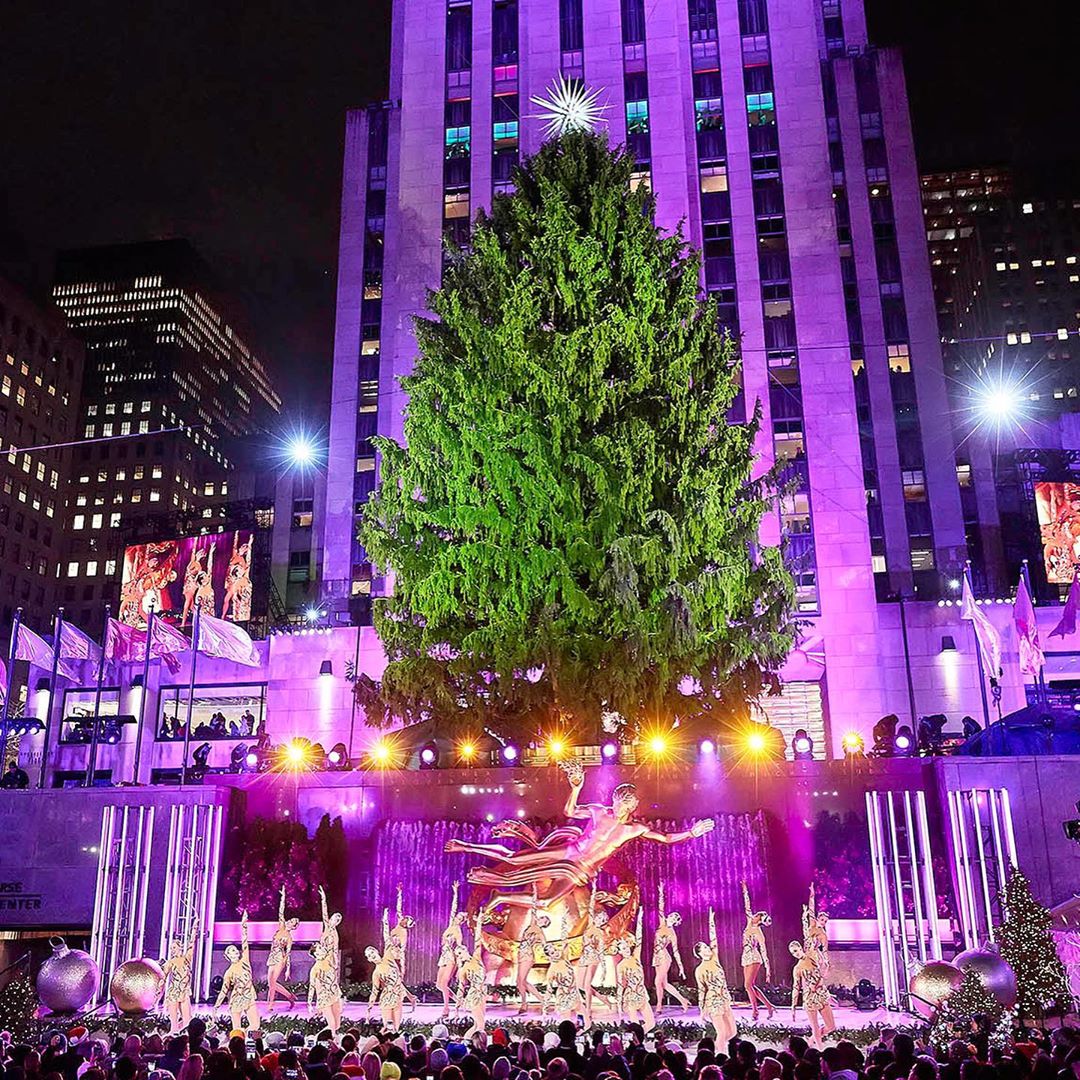 Rockettes's tweet photo. What’s Christmas in New York without the Rockettes? We’ll be returning to @rockcenternyc for a special performance at this year’s Tree Lighting! 🎄 👯‍♀️  Watch it live on December 2 at 8PM ET on @nbc! ✨ #RockCenterXmas https://t.co/nwvdRKSvZS
