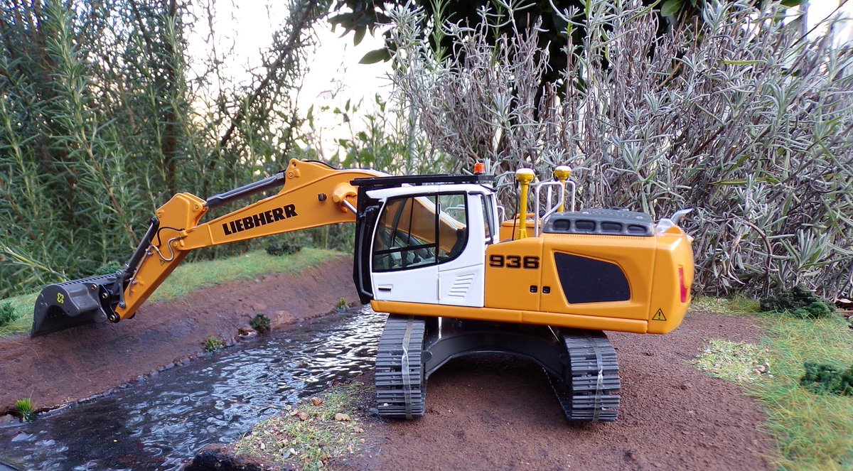 Gaz520's tweet photo. Testing the Trimble masts on a Liebherr 936.. https://t.co/KEvtk9Rfp5