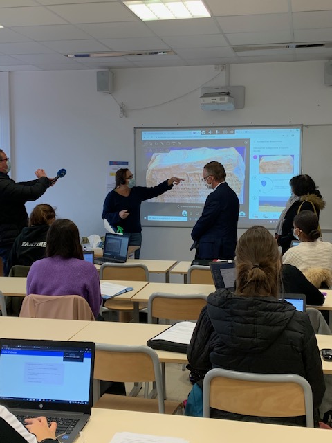 acnancymetz's tweet photo. Le recteur @HuartJean découvre les modalités de mise en place de l'enseignement hybride au lycée Varoquaux de Tomblaine avec des élèves en salle de classe et des élèves connectés à distance. Une modalité permettant de concilier sécurité sanitaire et pédagogique. https://t.co/8y9LVWs5hr