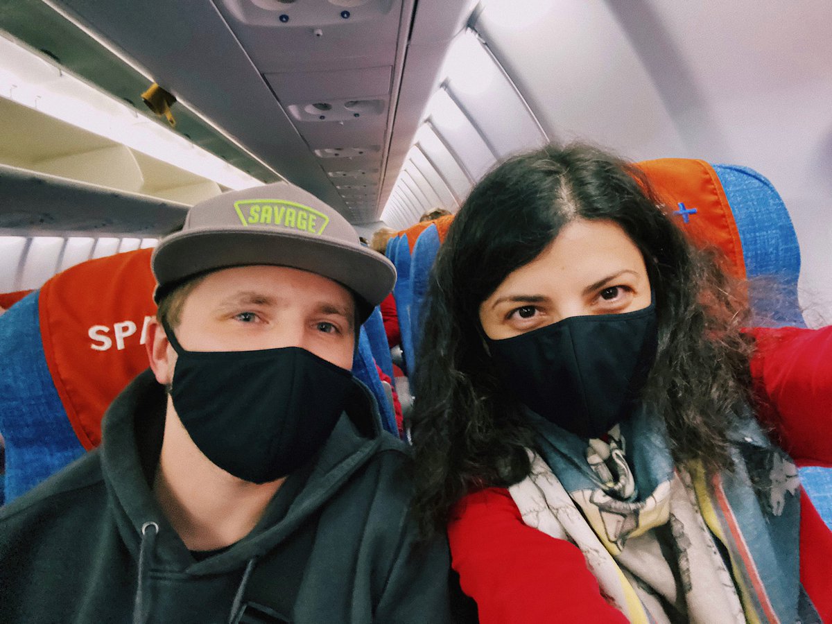 sonna's tweet image. летим такие, а вокруг 2020 и все в масках