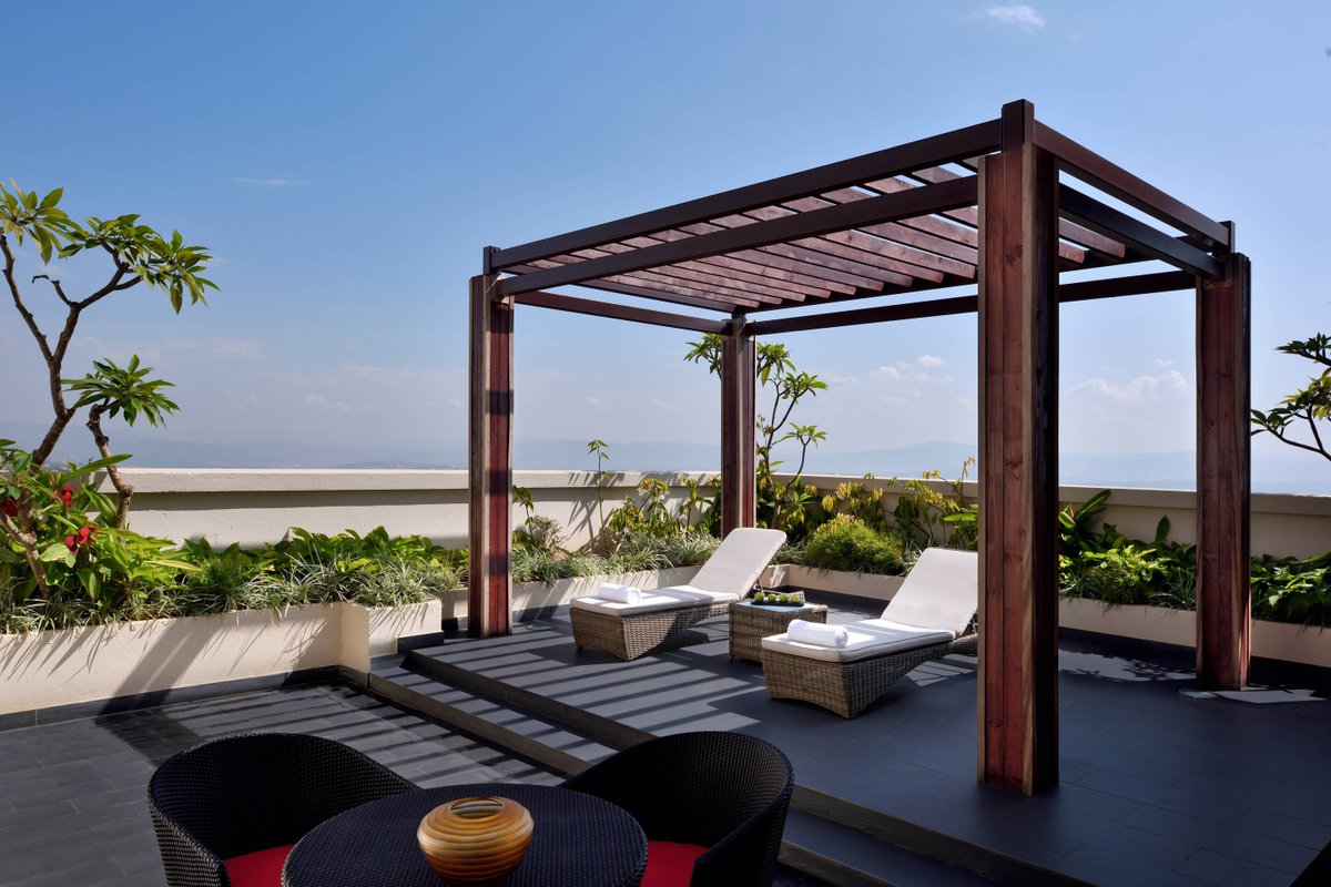 visitrwanda_now's tweet photo. If you are looking for somewhere to relax and enjoy happy hour, check out @KigaliMarriott's secluded Iriba Bar and rooftop terrace.
Take advantage of special offers and head out for a memorable evening: https://t.co/2922JdJeDM
#TemberaURwanda ๐ท๐ผ https://t.co/aSA5DivUWJ