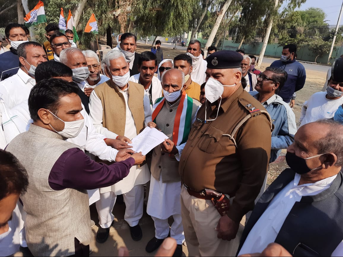 LoharuCongress's tweet image. भाजपा जजपा सरकार द्वारा हरियाणा के सरकारी मेडीकल कॉलेजों में #एमबीबीएस की पढ़ाई के लिए की गई फीस बढ़ौतरी के विरोध में #भिवानी कांग्रेस कमेटी @Bhiwani_DC को राज्यपाल महोदय के लिये ज्ञापन सौंपते हुए। @INCHaryana
@AICCMedia
#JusticeForMBBSStudents