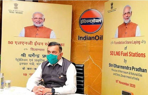 IndianOilcl's tweet photo. Foundation stone of India’s first 50 LNG stations was laid by @dpradhanbjp, Hon'ble Minister @PetroleumMin today in presence of @ChairmanIOCL &amp; other dignitaries. IOC has committed to setting up 20 #IndianOil LNG stations.
This is a major leap for India towards gas based economy. https://t.co/CC6dC3EYJy