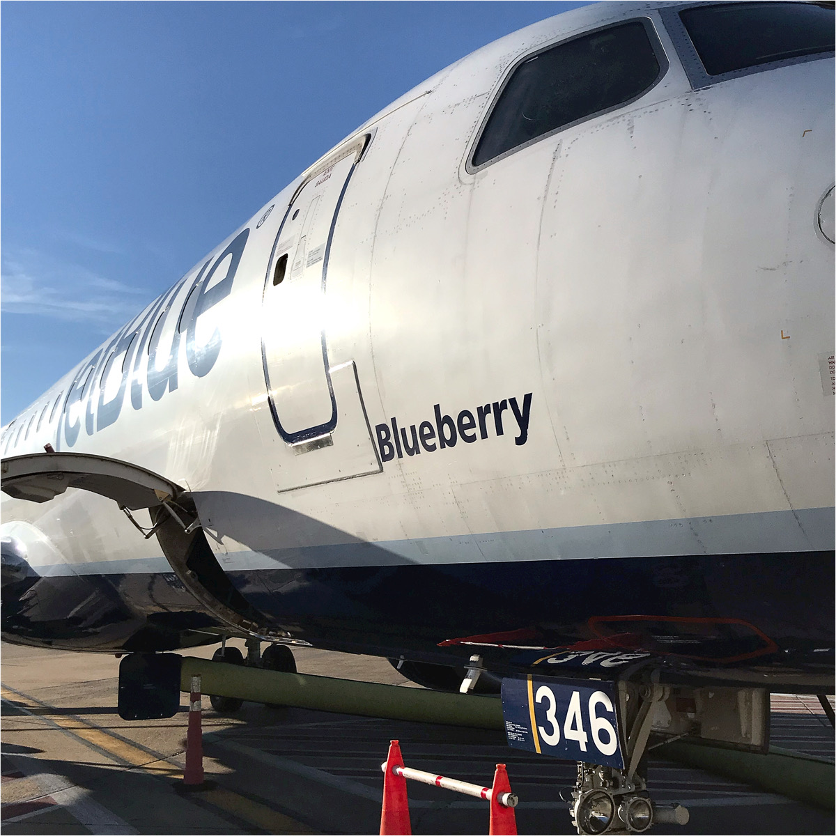 Flack4RIC's tweet photo. This morning, @JetBlue, CRAC Chairman Patricia O'Bannon, and Airport CEO Perry Miller, were pleased to celebrate flight #1593, the airline's inaugural departure from Richmond to @FlyTPA. #HolidayGetaway https://t.co/vPCYRExOW1