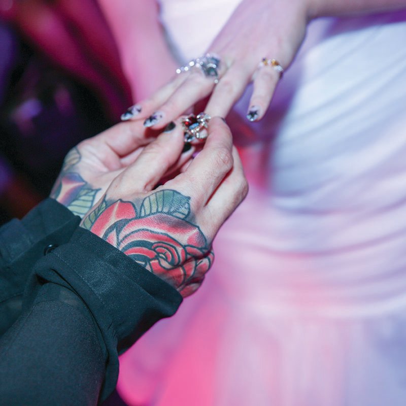 Let's make it a #ThrowbackThursday! Show us your favorite pics from your wedding! 📸