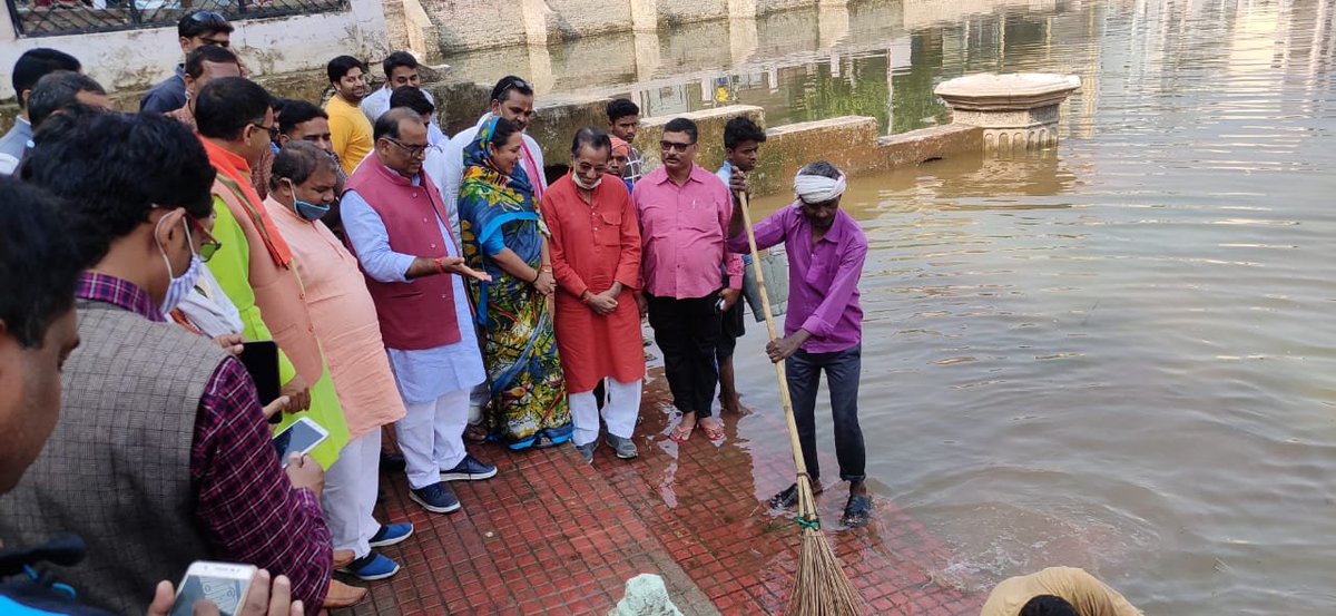 spmt1963's tweet photo. आज सुबह छठ पर्व के लिए हो रही तैयारियों की जानकारी प्राप्त किया तथा कई घाटों पर हो रही सफाई का निरीक्षण किया। नगरपालिका अध्यक्ष अलका सिंह, अधिकारीगण तथा भाजपा के कार्यकर्ता भी साथ रहे। https://t.co/Mz0BOwtj3R