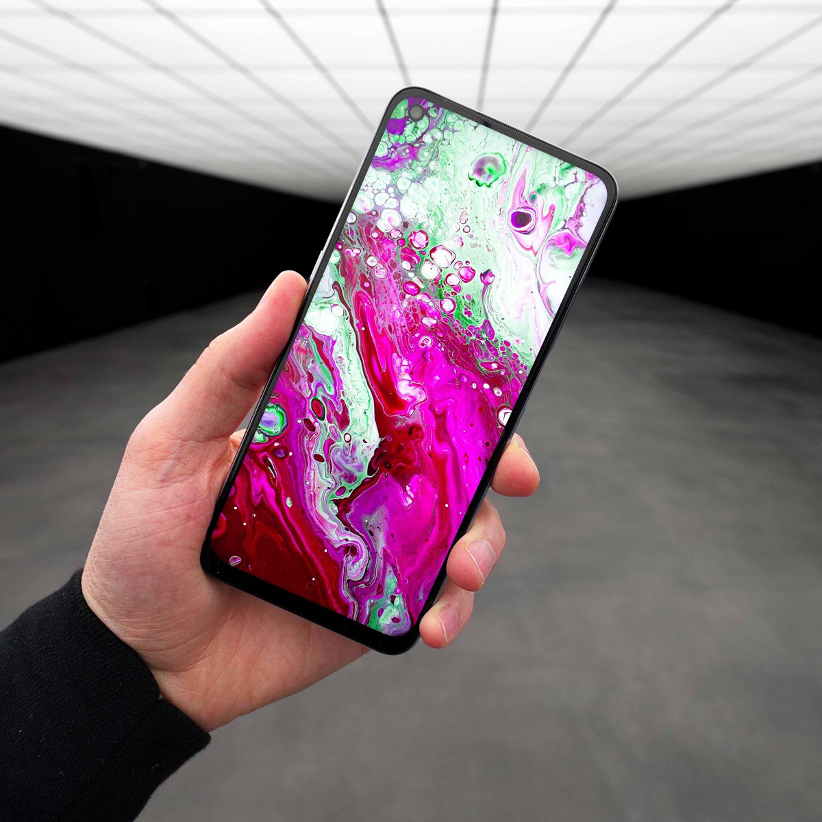 UnboxTherapy's tweet photo. 5G + 120Hz + 5000mAh for Under $300 - https://t.co/zNgrVPbjXg https://t.co/SLIWlhhcdp