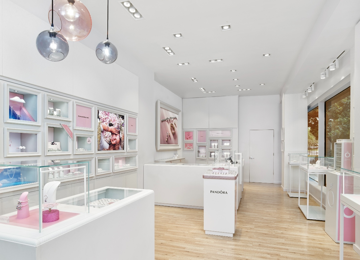 HolgerObenaus's tweet photo. Photographer Holger Obenaus opens Pandora’s box and takes us inside the @Pandora brand —and its iconic charm bracelet — for a recent edition of @Charleston Style &amp; Design.
https://t.co/HRMwBwDYkW https://t.co/FRpYHh3QjK