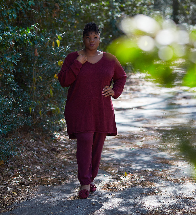 thelaharrell's tweet photo. On this Thursday, I'm betting on and loving this #5Days5Ways burgundy look!

Here we go with the details:
Top: #thrifted 
Joggers: #OldNavy
Shoes: #gifted

#keishastyledit #sayhi #style #fashion #influencer #womenoffaith #style #ootd #styleinspo https://t.co/R5Kv9aOWFv