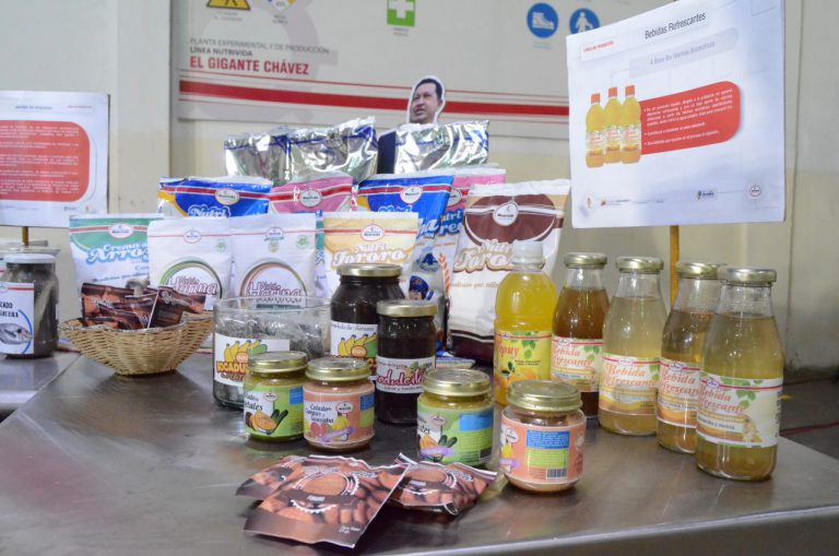 MercalOficial's tweet photo. Gobierno Bolivariano garantiza el acceso a la alimentación al pueblo venezolano 
.
Lea más ▶️https://t.co/l1b70BdxEv 
#CLAPEnVanguardia https://t.co/2HkwPcFbSD