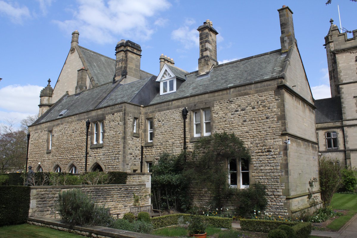 HMCOxford's tweet image. #TBT to April 2016 &amp;amp; the official opening of a new accommodation &amp;amp; office conversion by the Vice Chancellor @UniofOxford, Prof Louise Richardson. Pictured are the V-C, Mr Ching Chiat Kwong, &amp;amp; Mr Shawn Ching. #BuildingConversion #ThrowbackThursday