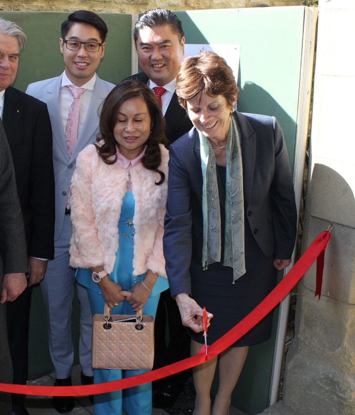 HMCOxford's tweet image. #TBT to April 2016 &amp;amp; the official opening of a new accommodation &amp;amp; office conversion by the Vice Chancellor @UniofOxford, Prof Louise Richardson. Pictured are the V-C, Mr Ching Chiat Kwong, &amp;amp; Mr Shawn Ching. #BuildingConversion #ThrowbackThursday