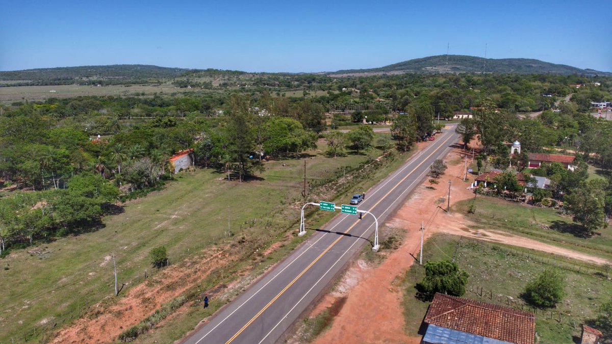 mopcparaguay's tweet photo. El presidente @MaritoAbdo y el ministro @ArnoldoWiens inauguraron oficialmente la nueva ruta asfaltada de 33,42 km que une Caapucú con Quyquyhó, en el Departamento de #Paraguarí.
Esta obra beneficiará a más de 9.000 habitantes, agricultores y potenciará el turismo. https://t.co/1frKFXKoxE