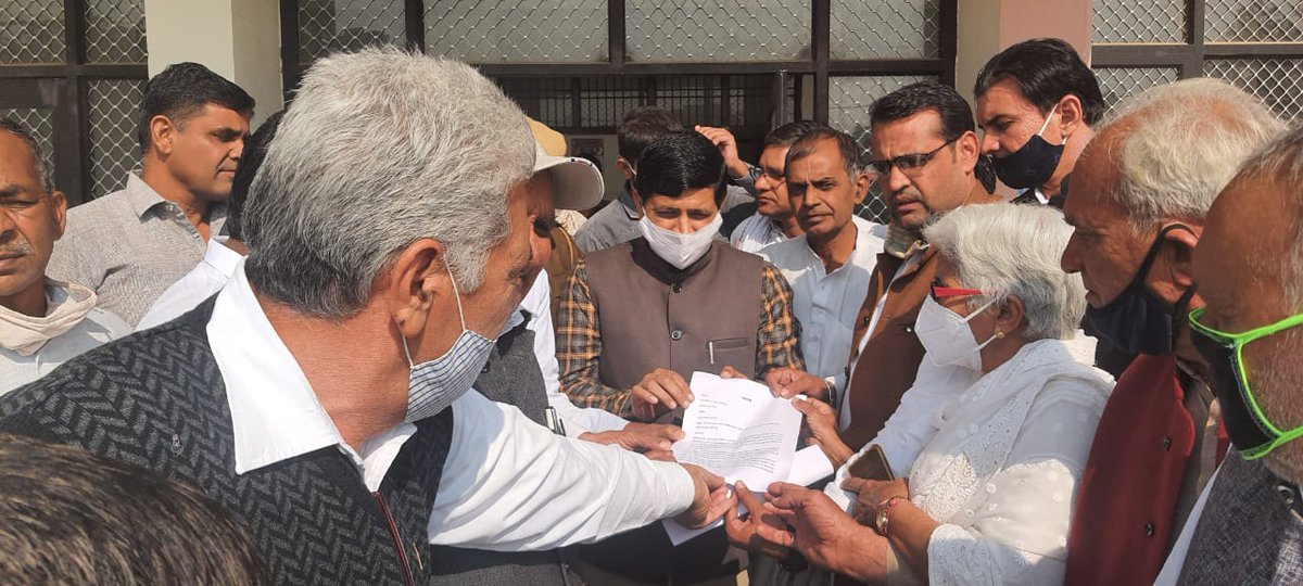 Amitsanwal000's tweet image. भाजपा जजपा सरकार द्वारा हरियाणा के सरकारी मेडीकल कॉलेजों में #एमबीबीएस की पढ़ाई के लिए की गई फीस बढ़ौतरी के विरोध में #च.दादरी कांग्रेस कमेटी @Dadri_Dc को राज्यपाल महोदय के लिये ज्ञापन सौंपते हुए। @INCHaryana @officekiran
@kumari_selja @Shruti4Progress
#JusticeForMBBSStudents