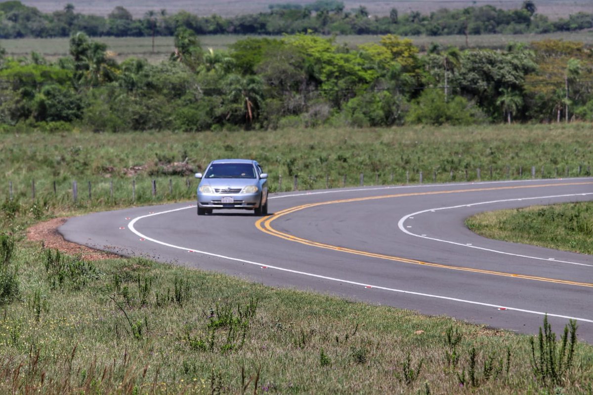 mopcparaguay's tweet photo. El presidente @MaritoAbdo y el ministro @ArnoldoWiens inauguraron oficialmente la nueva ruta asfaltada de 33,42 km que une Caapucú con Quyquyhó, en el Departamento de #Paraguarí.
Esta obra beneficiará a más de 9.000 habitantes, agricultores y potenciará el turismo. https://t.co/1frKFXKoxE
