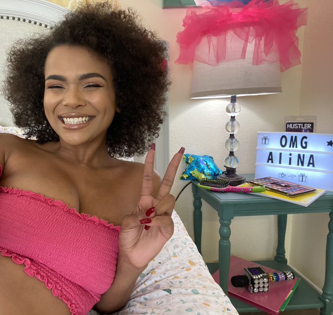 i can&rsquo;t wait for this scene to drop! it&rsquo;s SOOOOO hot!! #hustlers https://t.co/DVHgulomOL<a href="/tag/hustlers"class="tags"><span>#hustlers</span></a>