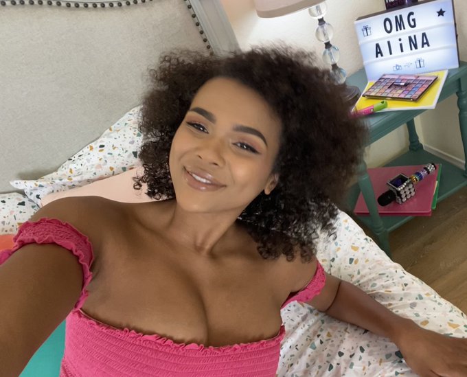 i can&rsquo;t wait for this scene to drop! it&rsquo;s SOOOOO hot!! #hustlers https://t.co/DVHgulomOL<a href="/tag/hustlers"class="tags"><span>#hustlers</span></a>