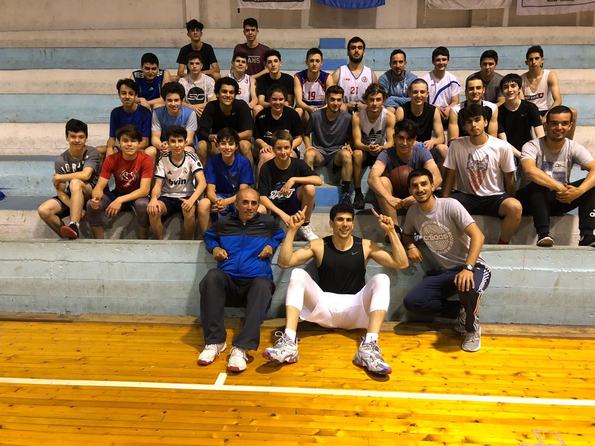 Agradecemos la generosidad y todo lo compartido con el gran jugador <a href="/DemianAlvarez41/">Demian Alvarez</a> . Seguro es un gran aporte y motivación para nuestros chicos, en este año tan difícil.