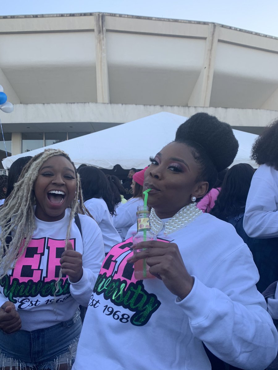 ItsMeAshliB's tweet photo. Happy AKAversary to my my girLS and I. 💕💚✨ #POPHoldItDown https://t.co/7l6mRtNf3b