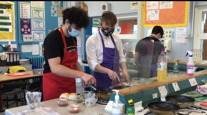 ShawlandsHFT's tweet photo. Amazing work from @ShawlandsAcad S5/6 Higher class smashing out beef burgers & homemade mayonnaise 🍔 to consolidate learning of the functional properties of ingredients in food👏🏾
#binding #emulsification #coagulation #dextrinisation #caramelisation #skillsforwork #skillsforlife https://t.co/X4c1eQl4Dc