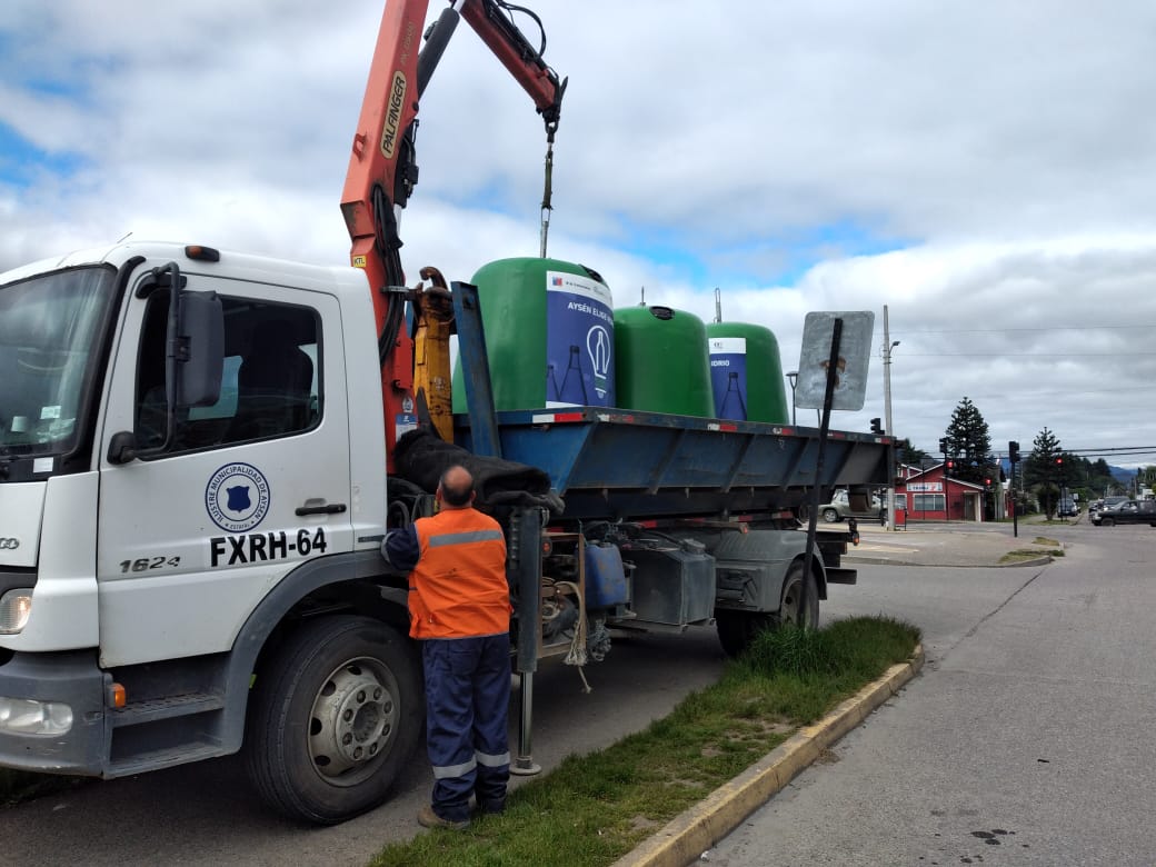 #AysénEligeVidrio
Mientras continuamos instalando campanas en Aysén, tras 15 días de haberse instalado las primeras campanas, hemos recolectado más de 2,5 toneladas de envases y botellas de vidrio que ya no irán a los vertederos!
<a href="/MuniAysen/">Municipalidad de Aysén</a> 
<a href="/MMAaysen/">Seremi MMA Aysen</a> 
@fecundaspa