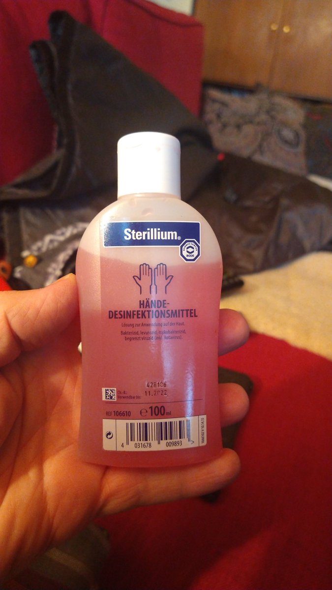 Polyphem10's tweet image. #BombayBramble und Wasser 1:1, stilecht in der #Coronapandemie-Flasche.