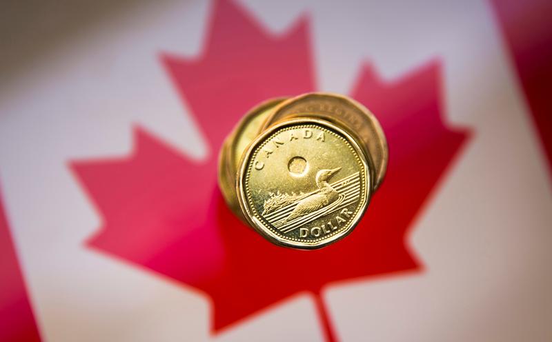 ReutersBiz's tweet photo. Canadian dollar dips amid rising global COVID-19 restrictions https://t.co/JheJQV5nVk https://t.co/KaJamxHnJz