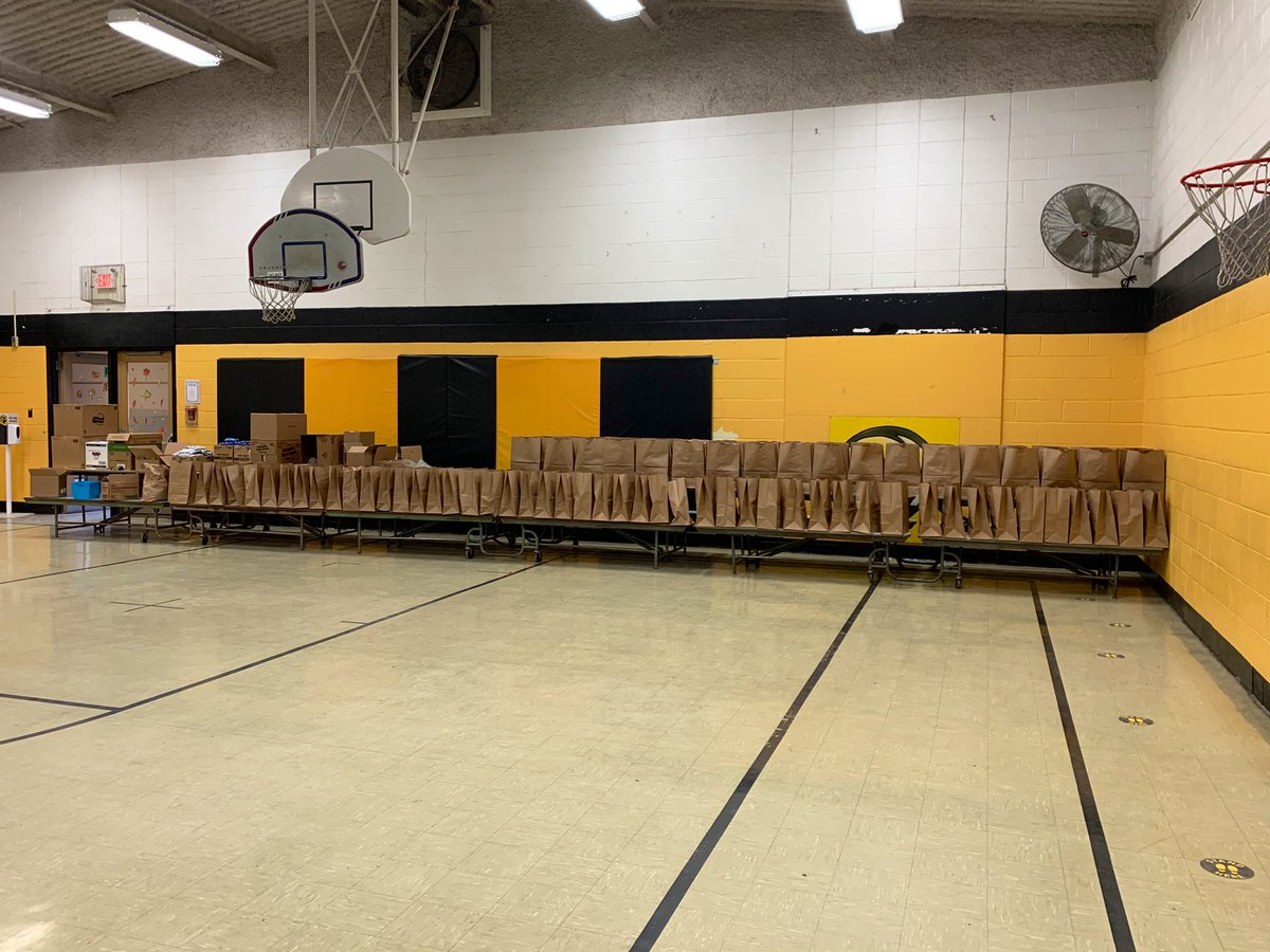 BuckeyeElem's tweet photo. Our @RiversideMeals is amazing!  Check out this behind the scenes look at our dedicated kitchen staff. They’ve been busy preparing each Thursday for meal pickups at Buckeye every Friday. We are thankful for their hard work. 🍎 🥪 🥛 https://t.co/J6I56ScPKm