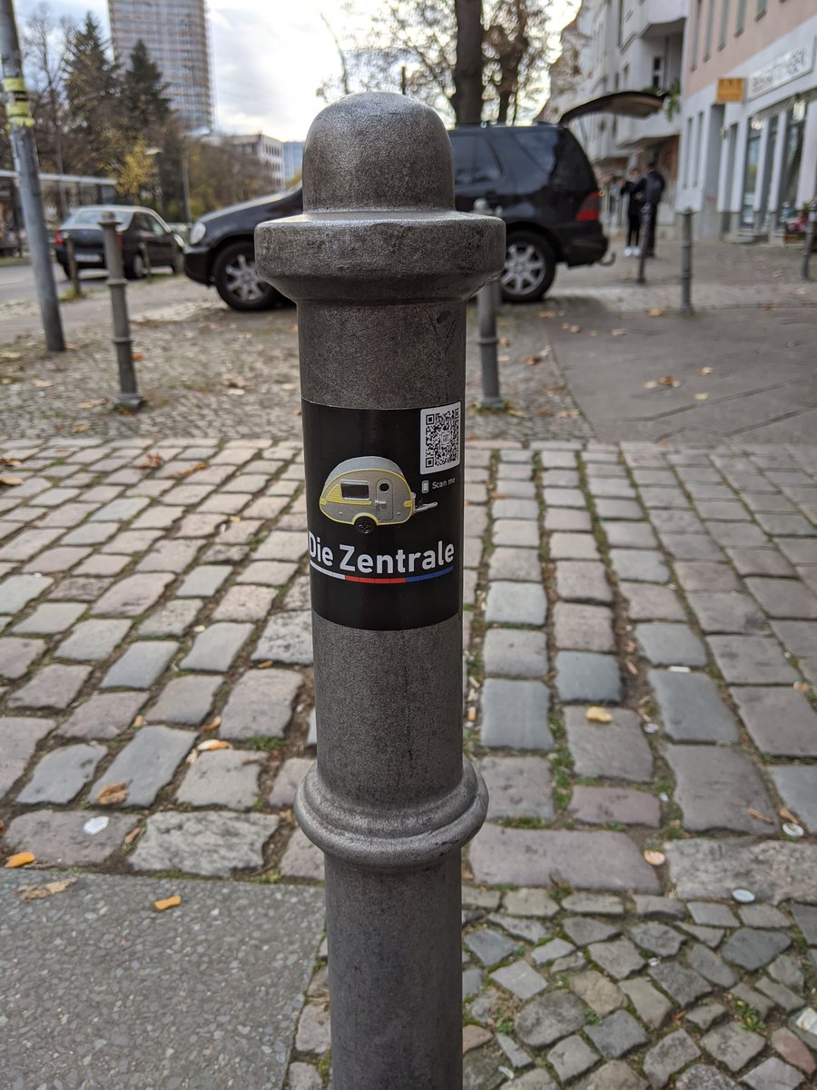 Ich hab mich wahnsinnig cool gefühlt, weil ich wusste, was dieser Sticker zu bedeuten hat. @zentrale_die #frankfurterallee