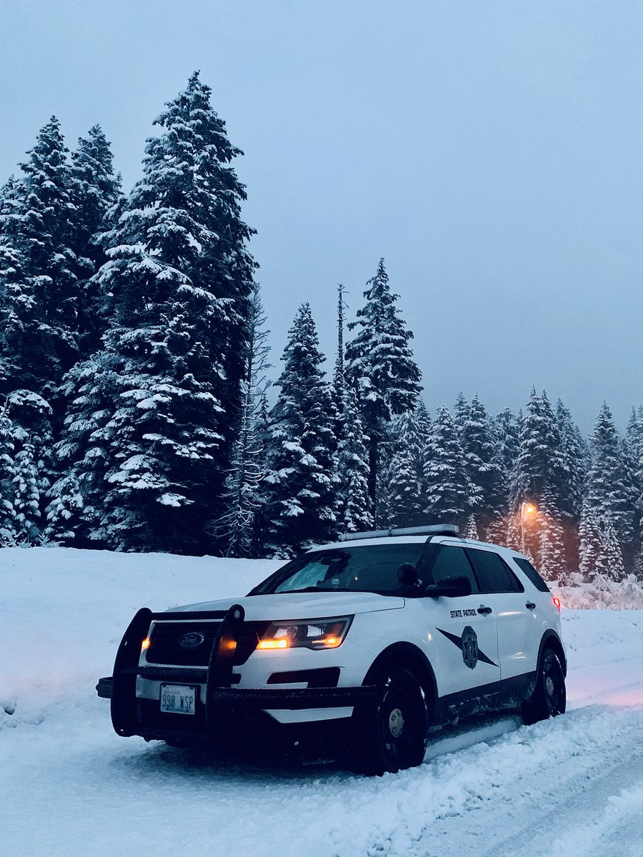 #AwesomePic taken by ⁦@wastatepatrol⁩ Trooper Klukas WB 90 at the top of #SnoqualmiePass. Remember to adhere to traction requirements as more snow is coming!