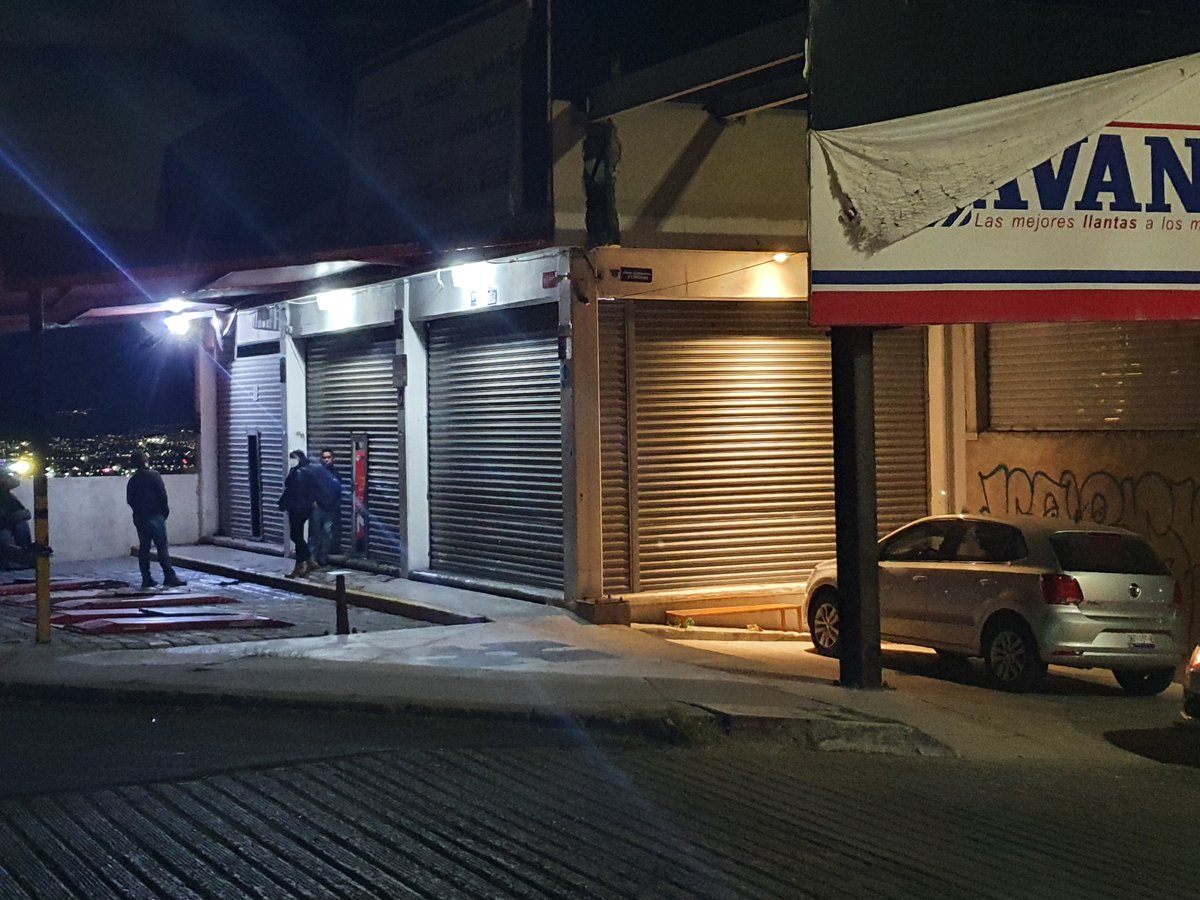 noticiasdeqro's tweet photo. #Llantera| Se llevan botín de 80 mil; sin detención de los asaltantes. Con pistola en mano tres delincuentes asaltaron un establecimiento dedicado a la venta de llantas, el cual se ubica en la colonia San Pedrito Peñuelas.
https://t.co/5fHtATSpjk
#NoticiasDeQueretaro https://t.co/nGV8uDkUj4