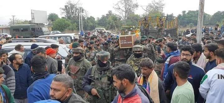 The brave son of Rathian, Udhampur, Sep Nikhil Sharma being paid the last respects. OM SHANTI  Braveheart. 
🇮🇳🇮🇳🙏🏼🙏🏼
#Salute2Soldiers