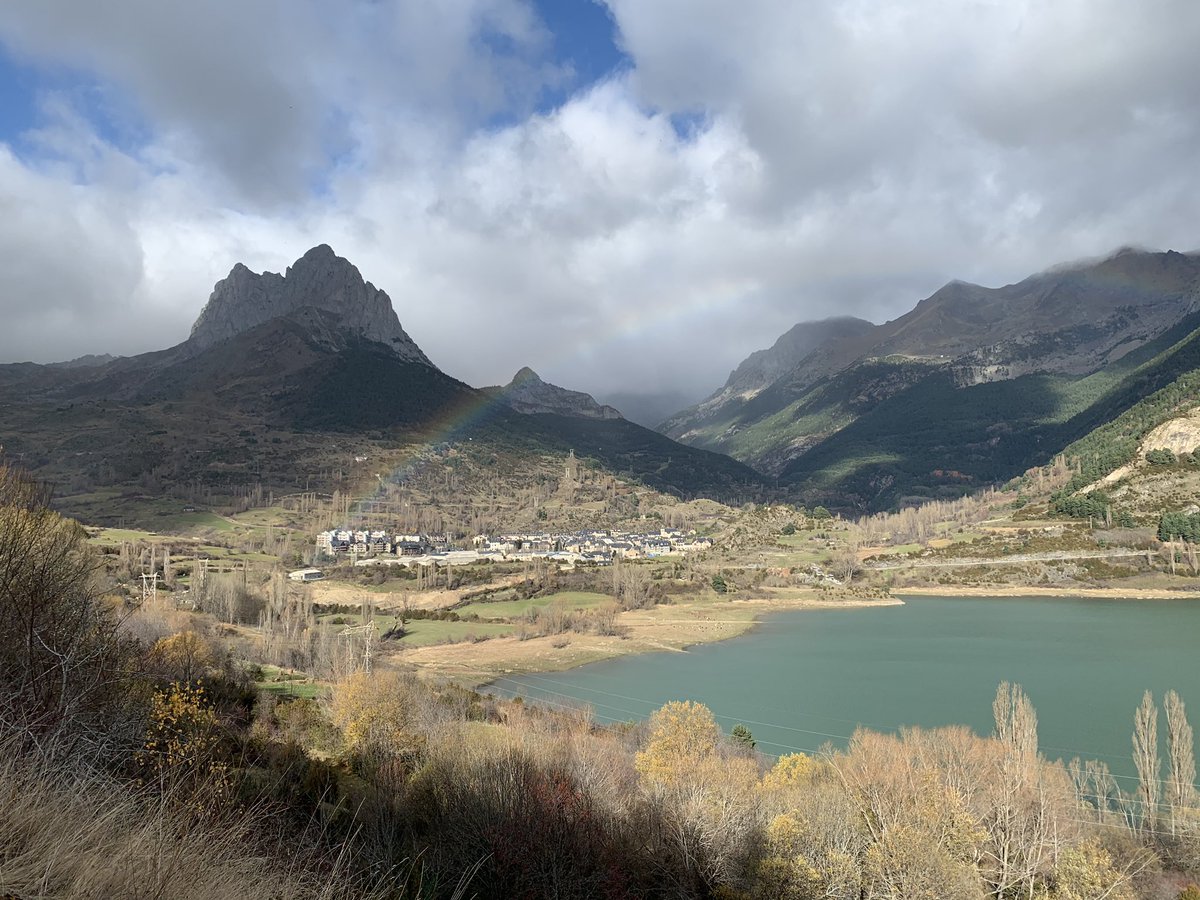 electroblancas's tweet photo. Con arco iris incluido así tenemos hoy a la majestuosa #PeñaForatata testigo mudo de los avatares cotidianos de l@s sallentin@s 
🌈😍🏔🍁🍂

#modoout #winteriscomming #paraiso #altoaragón #altogállego #comarcaaltogállego

@eltiempo_atv @Valletena @Altogallegoturi @aragonturismo https://t.co/U5tIgSIhAR