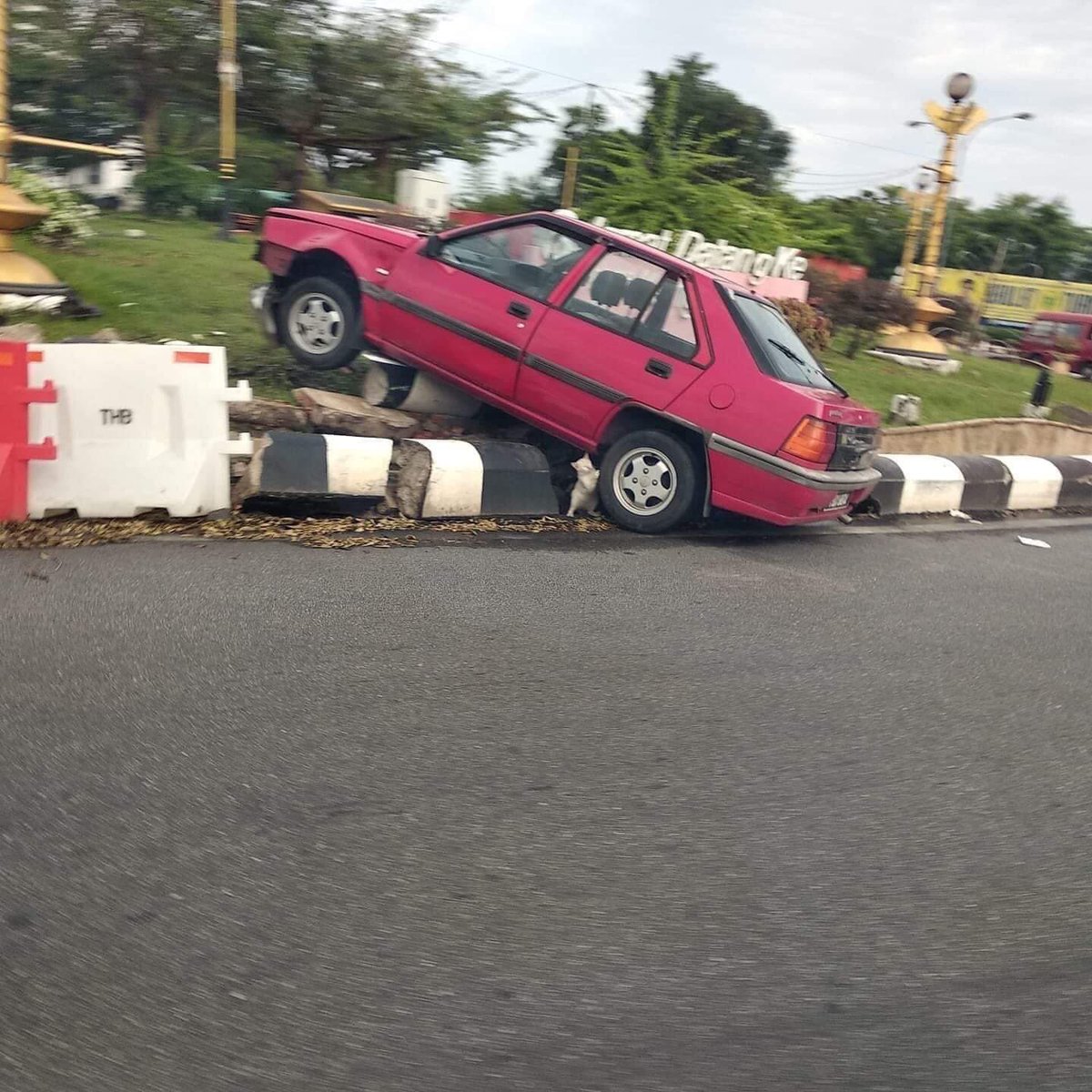 clownttings's tweet photo. I'm this cat and my workload is this car https://t.co/BYmgnHR5vw