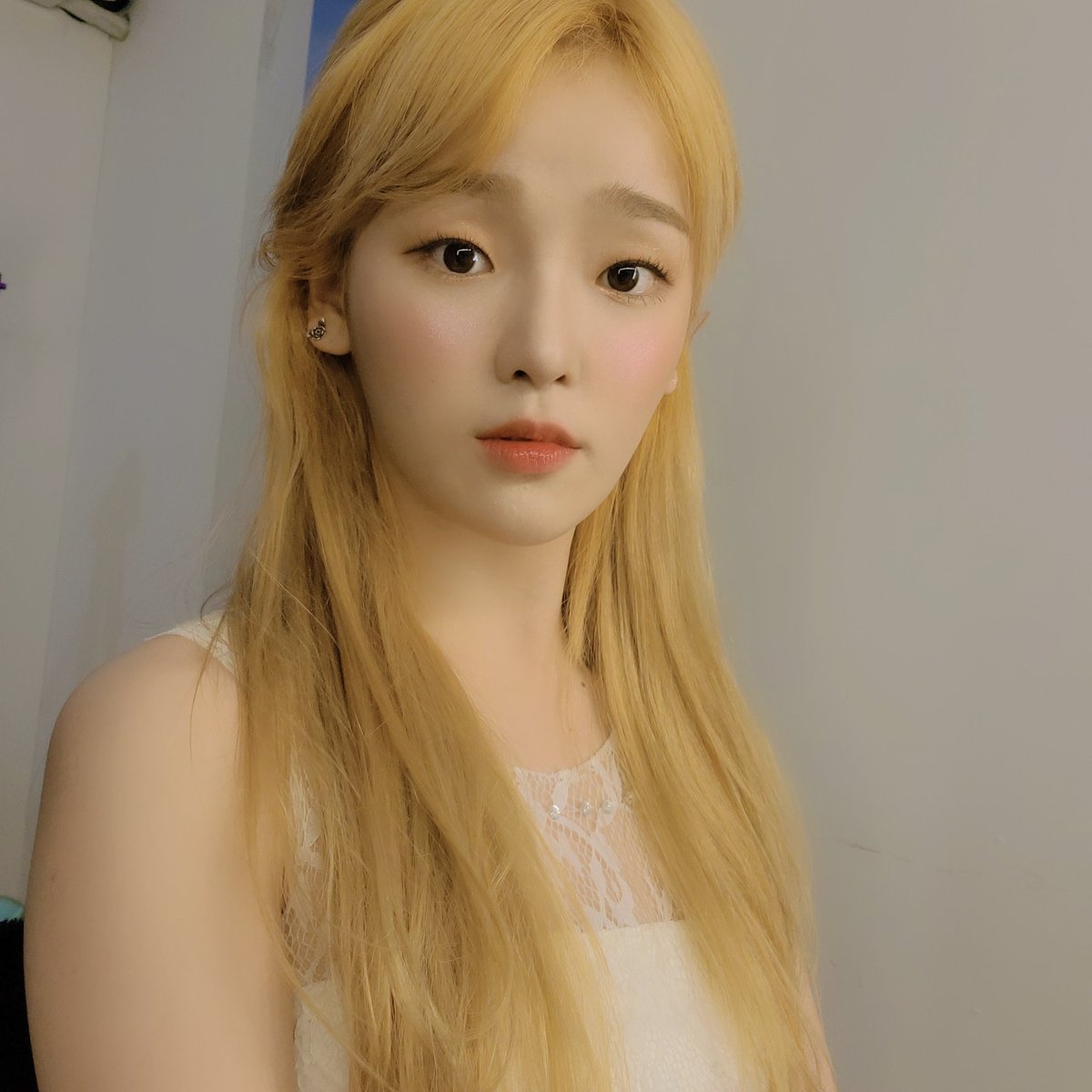 WM_OHMYGIRL's tweet photo. 2일남았어요 
#D-2 #오마이걸_겨울동화 #조금만_기다리면_곧_만나게될걸 #승희 #미라클 https://t.co/FZuhrkI4pd