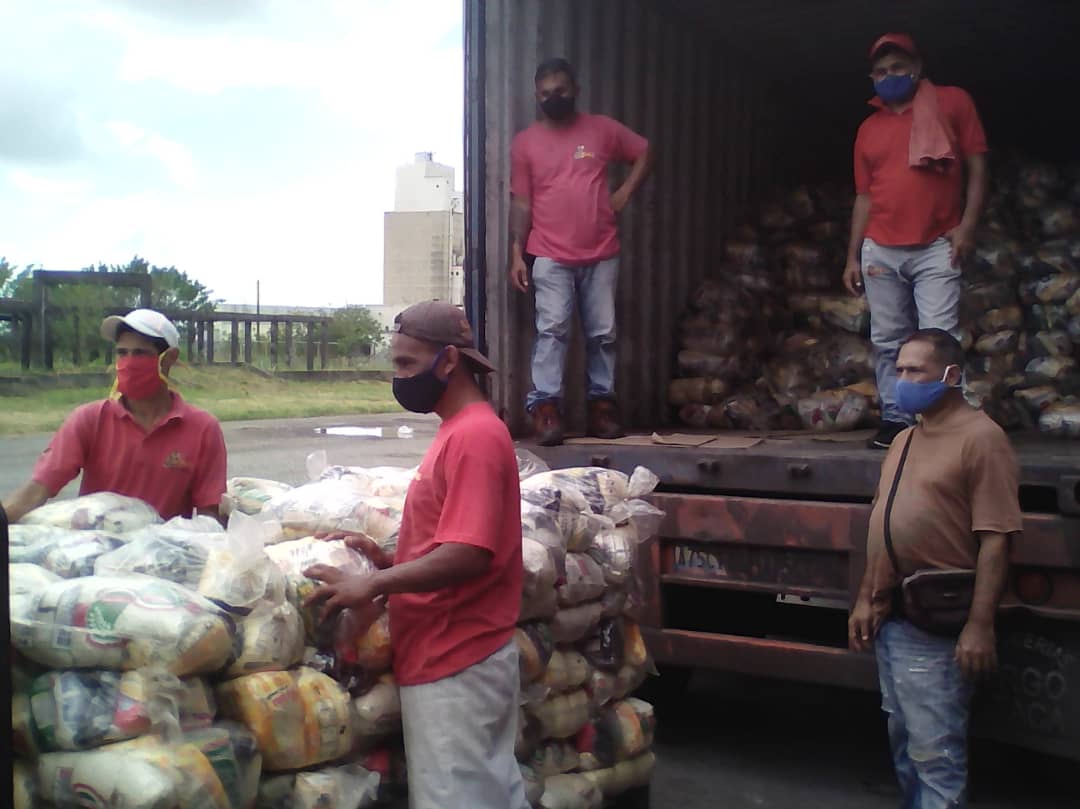 MercalOficial's tweet photo. #19Nov || Más de 12.490 familias monaguenses tienen garantizados sus alimentos con la llegada de 149,9 toneladas de combos #Clap al Centro de Acopio "Campo Alegre" de @Monagas_Mercal
.
#CLAPEnVanguardia https://t.co/g8XKTpP89W