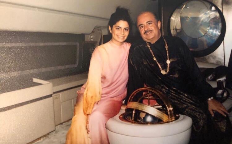 مين يعرف هذا الملياردير السعودي الي كان يصرف أكثر من مليون دولار فى اليوم الواحد
كان من أغنى أغنياء العالم وكان يلقب بقارون العصر كان يسكن في قصر معلق في ناطحة سحاب
وكانت بنته اذا اشتهت طلبت شوكولاتة من جنيف وايسكريم من فرنسا يرسل ابوها طياراته يجيبون لها